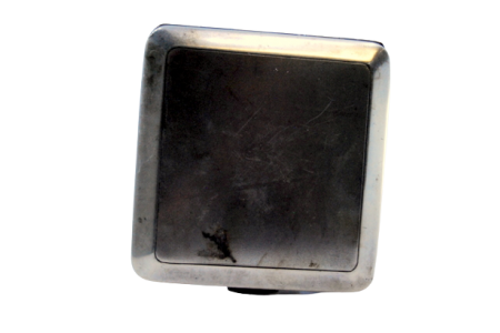 Caixa de toilette em prata foscada de forma quadrada e espelho no interior.